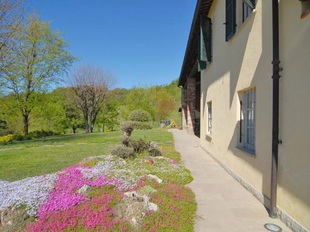 Cascina con circa 6 ha di terreno e vista lago 749m² Briaglia