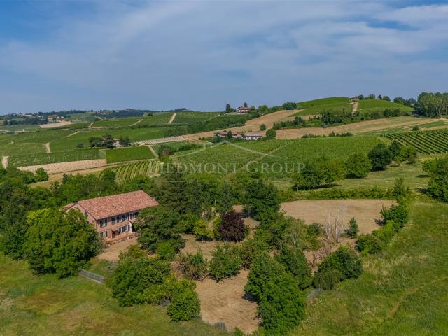 Cascina panoramica tra i vigneti 400m² Calamandrana