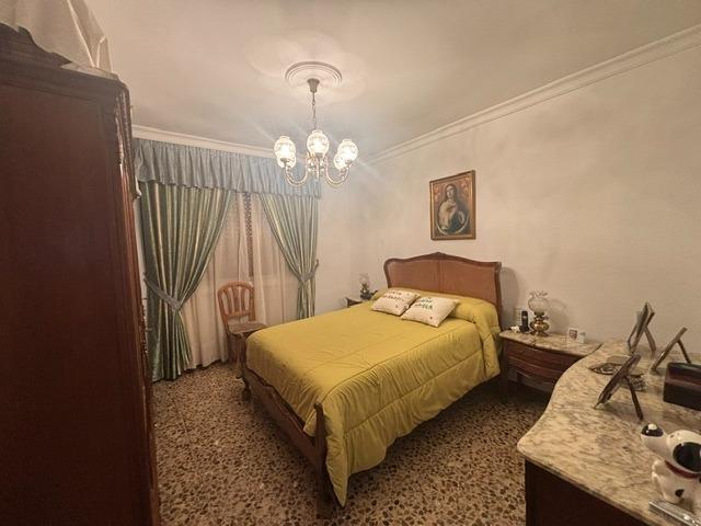 Casco Historico. Piso con 160 m2, con 4 dormitorios con balcones a la calle, y 2 baños. Garaje. Trastero. Ascensor