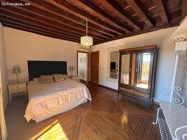 Casco histórico. Piso con 195 m2 una joya en el centro del casco. Con 1 dormitorio y 2 baños. Balcon