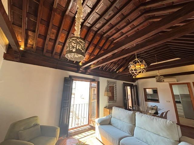 Casco histórico. Piso con 195 m2 una joya en el centro del casco. Con 1 dormitorio y 2 baños. Balcones a la catedral
