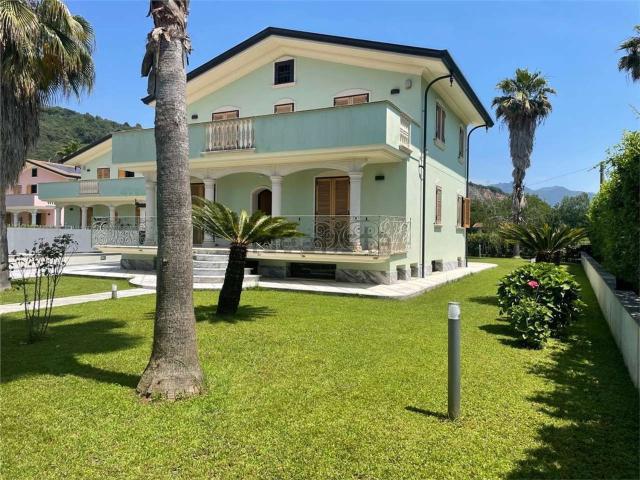 Case e ville in affitto di 400 m² in Via Renella