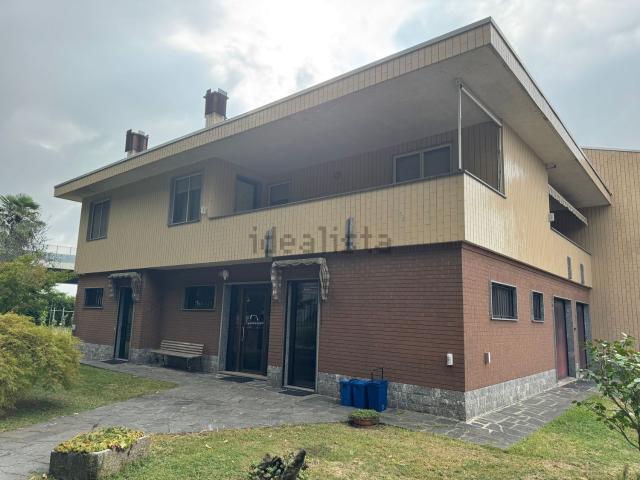 Case e ville in affitto di 400 m² in Via Varallino