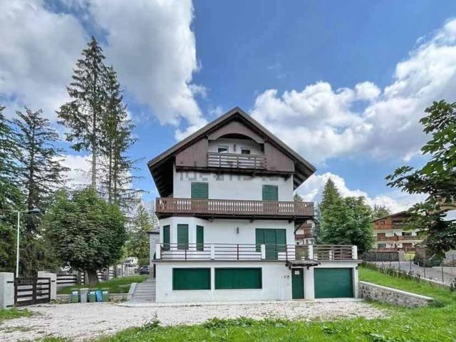 Case e ville in affitto di 430 m² in Via Cantore, 36