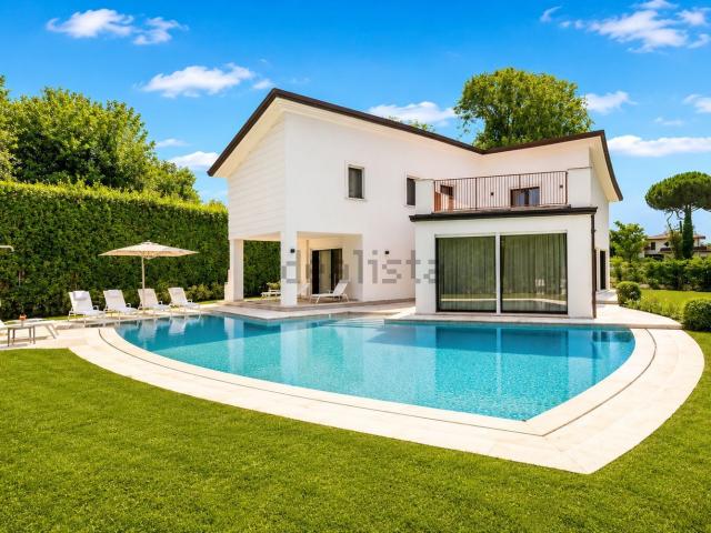 Case e ville in affitto di 450 m² in Via Gorizia