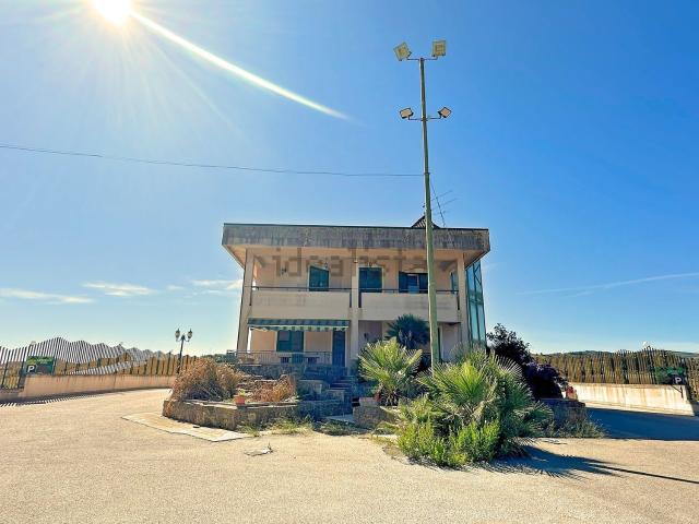 Case e ville in affitto di 450 m² in Via Giudice Antonino Saetta
