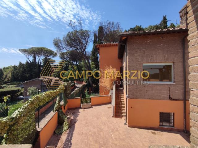 Case e ville in affitto di 450 m² in Via dei Metelli
