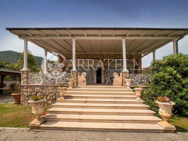 Case e ville in affitto di 466 m² in Lungomare Circe, 75