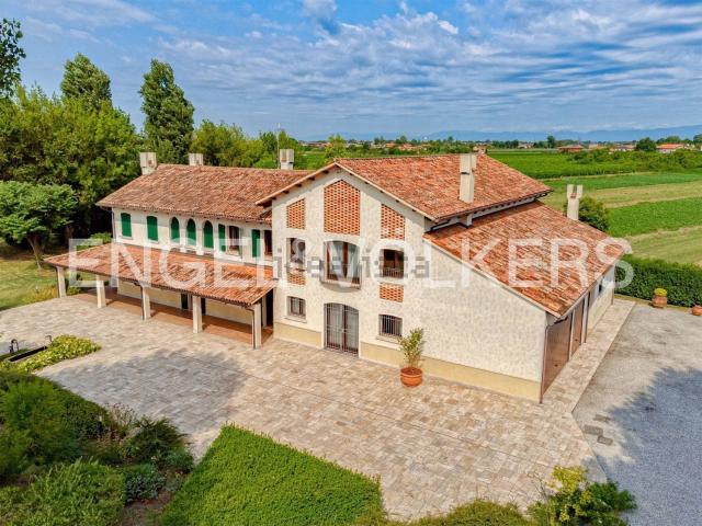 Case e ville in affitto di 565 m² in Via Caorle, 79