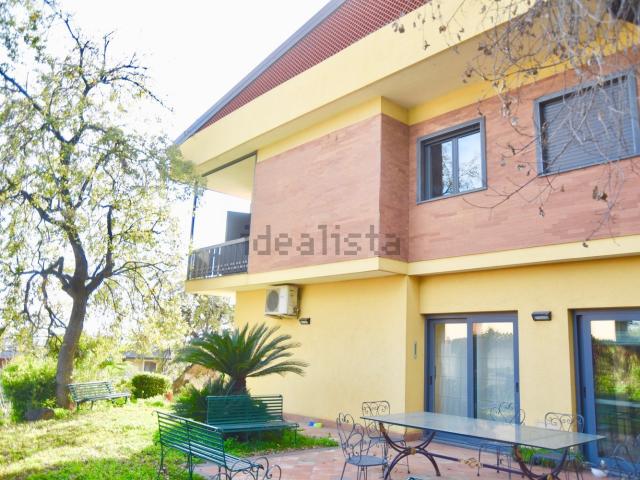 Case e ville in affitto di 600 m² in Via Mongibello, 3