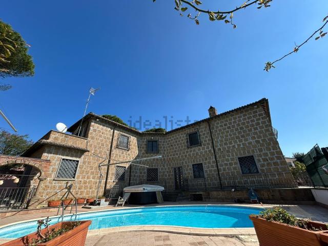 Case e ville in affitto di 600 m² in Via Tornese