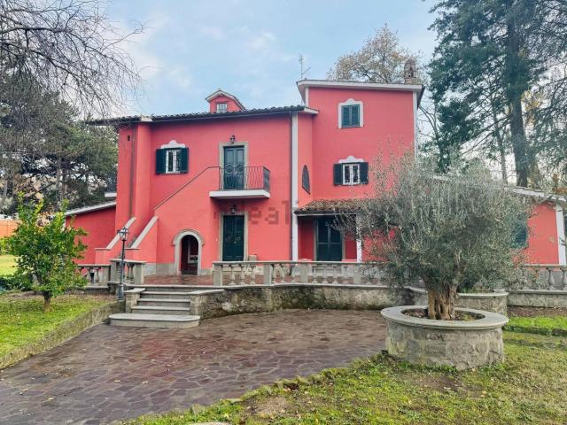 Case e ville in affitto di 664 m² in Via Spinabella, 3