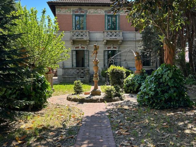 Case e ville in affitto di 800 m² in Via Elio Vittorini, 36