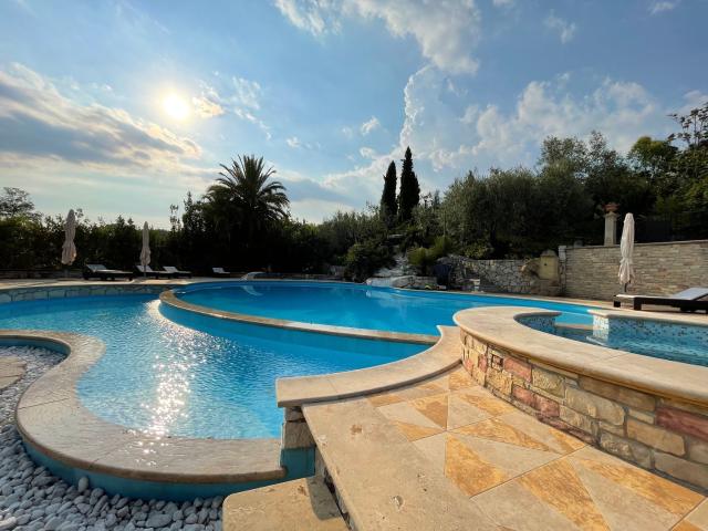 Case e ville in affitto di 830 m² in Via Colle Cimento, 236