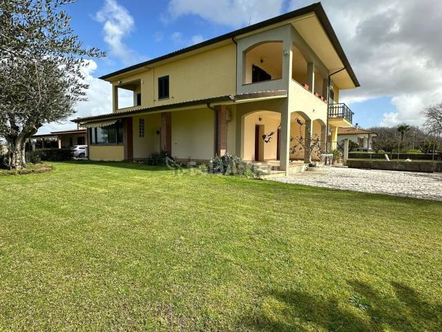 Case e ville in affitto di 105 m² in Via Litoranea