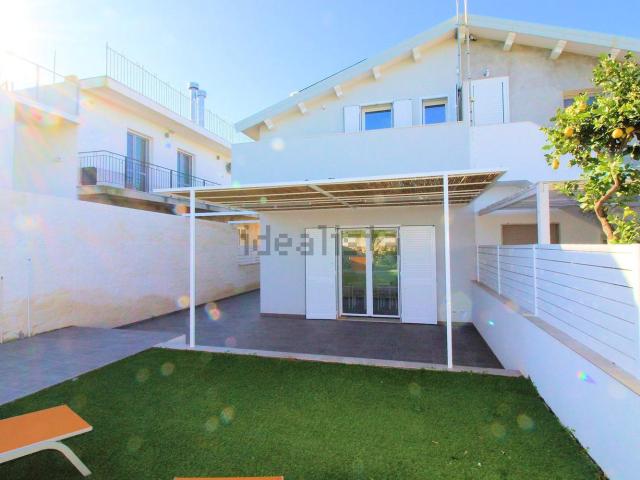 Case e ville in affitto di 107 m² in Via Fratelli Carnemolla, 27