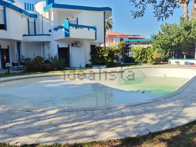 Case e ville in affitto di 130 m² in Via Ischia