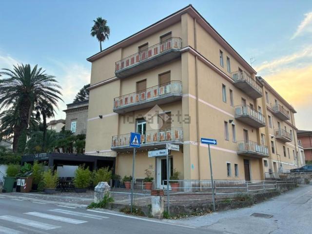 Case e ville in affitto di 1400 m² in Viale Giannelli