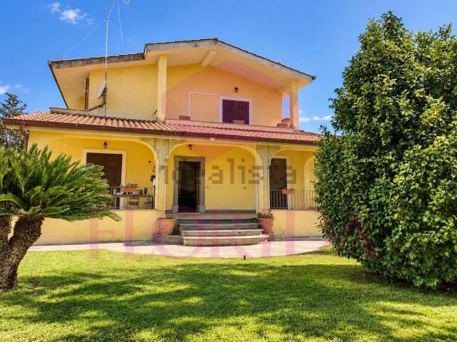 Case e ville in affitto di 140 m² in Via Presenzano