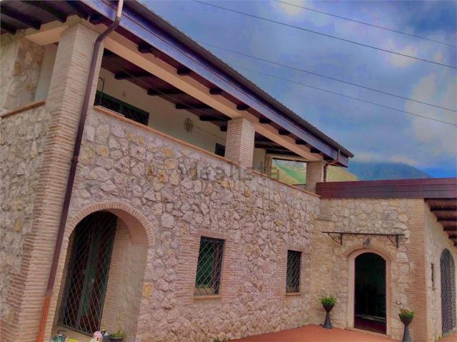 Case e ville in affitto di 150 m²