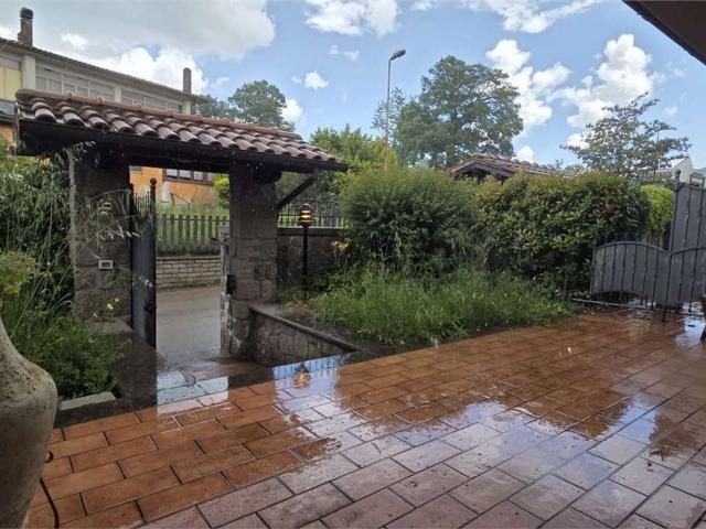 Case e ville in affitto di 150 m² in Via Etna