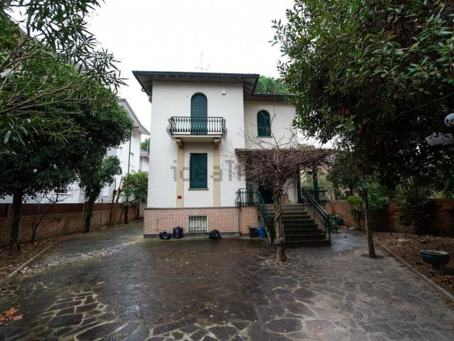Case e ville in affitto di 150 m² in Viale Volturno