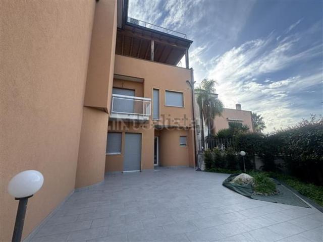 Case e ville in affitto di 169 m² in Via Sebastiano Catania