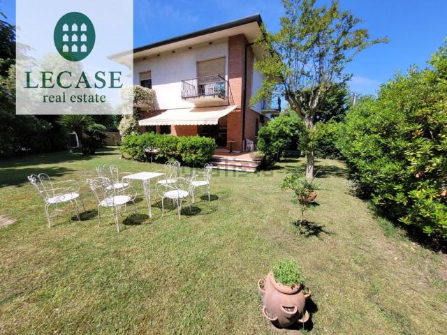 Case e ville in affitto di 180 m² in Via Firenze