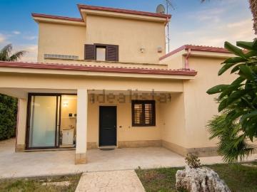 Case e ville in affitto di 180 m² in Via Monte Cervino, 8