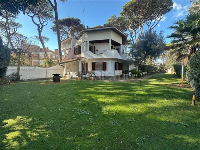 Case e ville in affitto di 180 m² in Via Nervi
