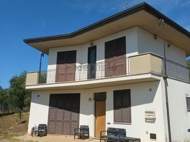 Case e ville in affitto di 182 m² in Via Monticchio
