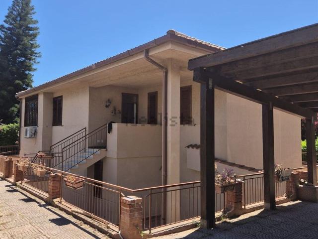 Case e ville in affitto di 190 m² in Via Tommaso Natale
