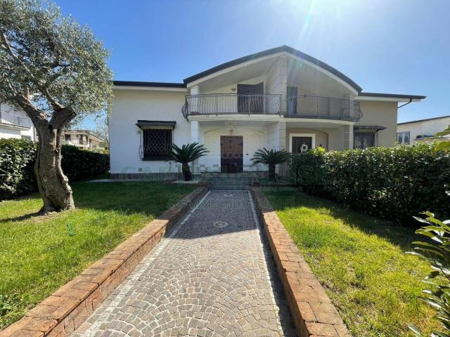 Case e ville in affitto di 195 m² in Via Carmignano