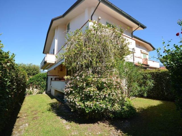 Case e ville in affitto di 200 m² in Via dei Cipressi, 54038