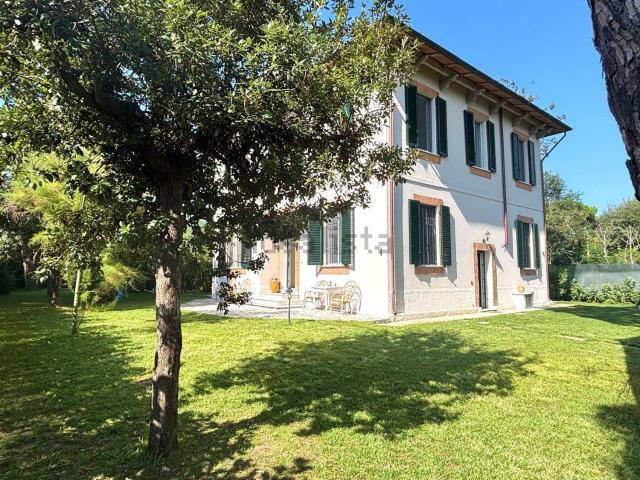 Case e ville in affitto di 200 m² in Via Lucca