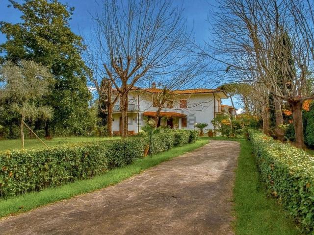 Case e ville in affitto di 200 m² in Via Versilia