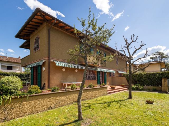 Case e ville in affitto di 204 m² in Viale Versilia