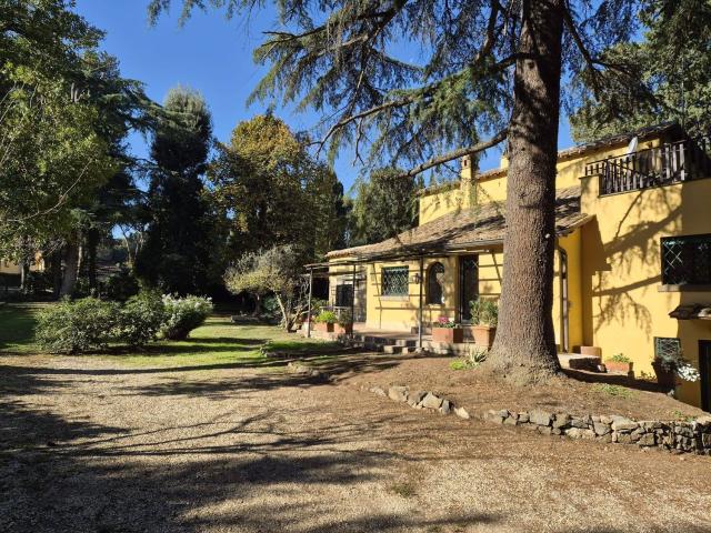Case e ville in affitto di 205 m²