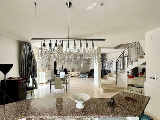 Case e ville in affitto di 205 m² in Via degli Smeraldi
