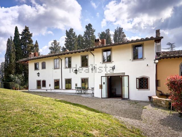 Case e ville in affitto di 210 m² in Via Montebeni