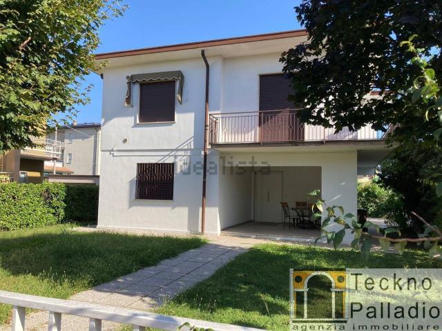 Case e ville in affitto di 216 m²