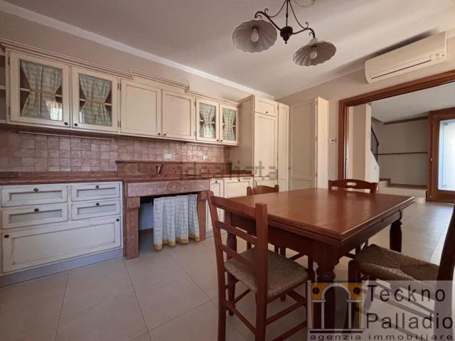 Case e ville in affitto di 230 m²
