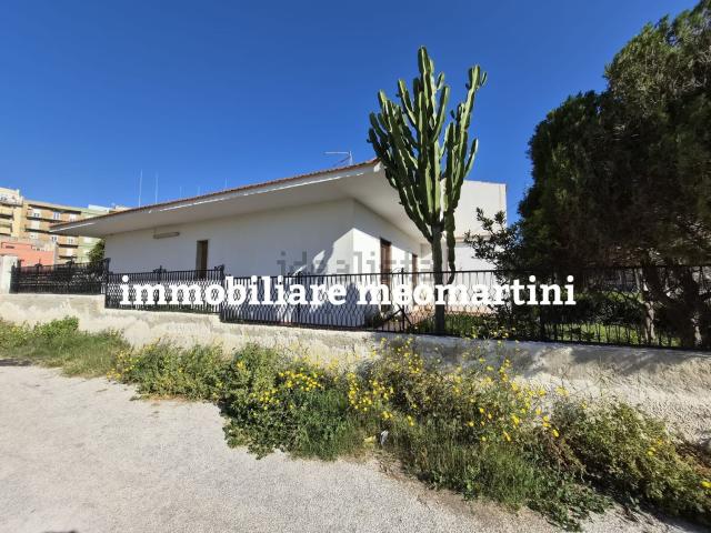 Case e ville in affitto di 230 m² in Via Calabria