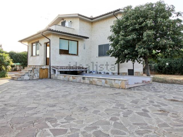 Case e ville in affitto di 230 m² in Via Firenze, 63