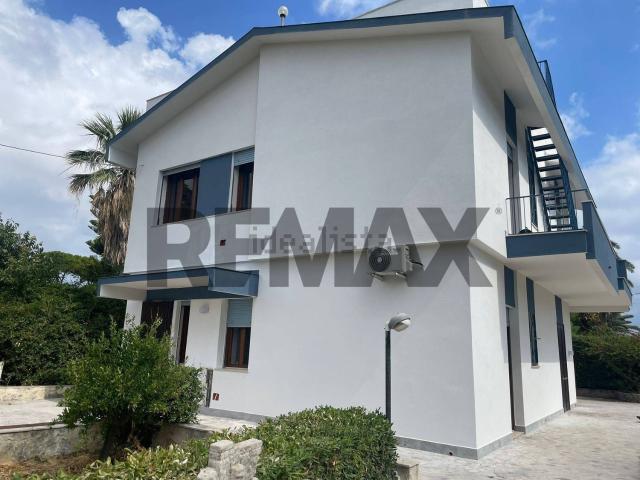 Case e ville in affitto di 234 m² in Lungomare Cristoforo Colombo