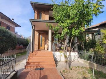 Case e ville in affitto di 236 m² in Via G. Cecchini, 73