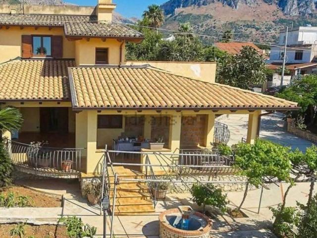 Case e ville in affitto di 240 m²