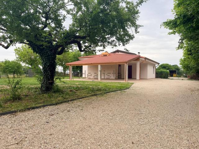 Case e ville in affitto di 240 m²