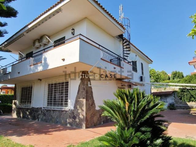 Case e ville in affitto di 242 m² in Via Montenuovo Licola Patria, 122
