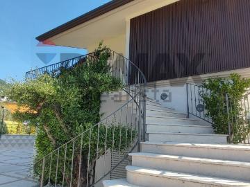 Case e ville in affitto di 245 m²